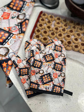 Load image into Gallery viewer, Mama&#39;s Batch Oven Mitts *Preorder (closes 3/17, LC#305)
